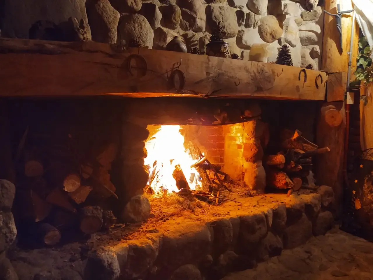 Chimenea de piedra encendida