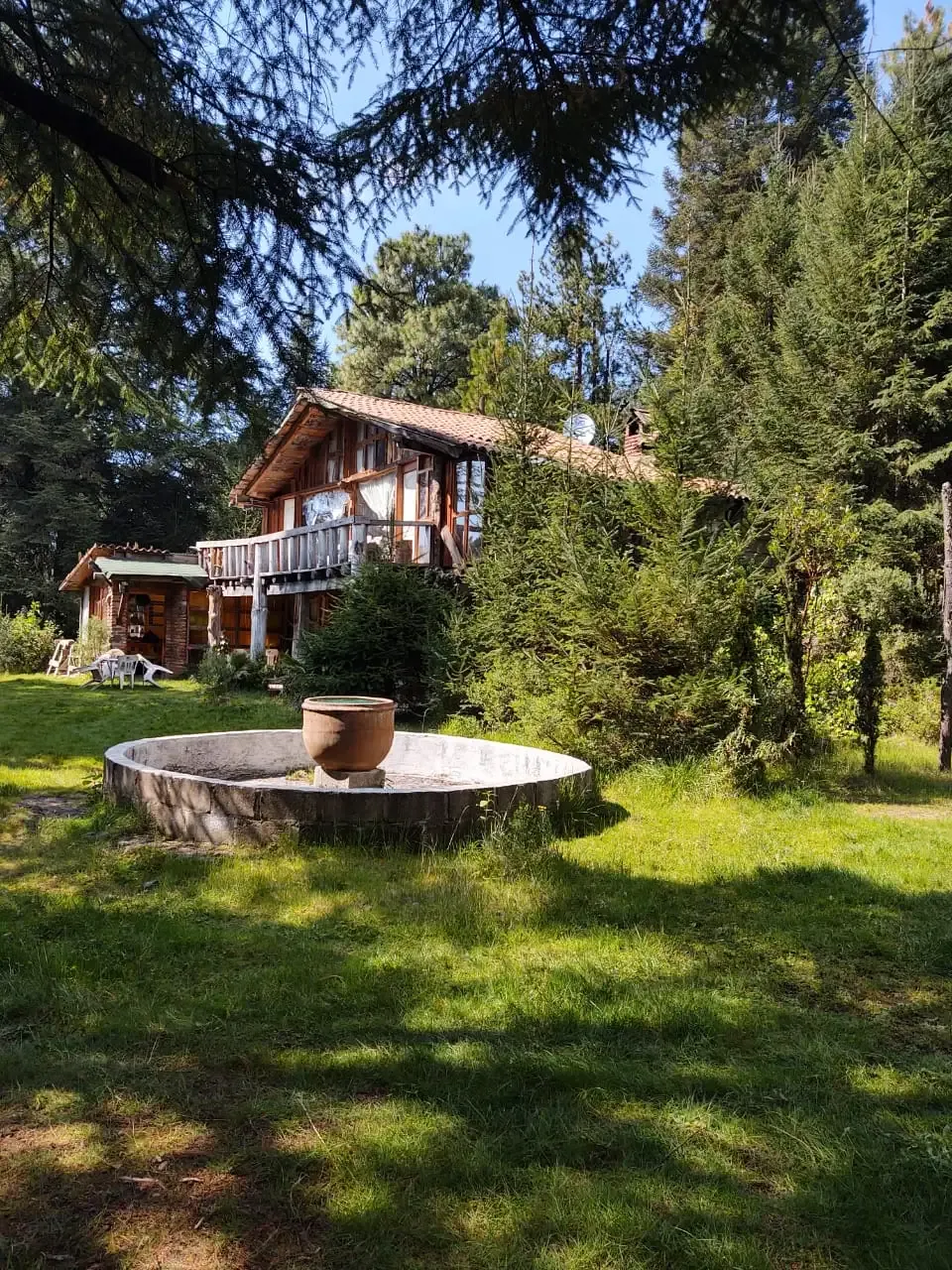 Fuente de cobre y cabaña principal