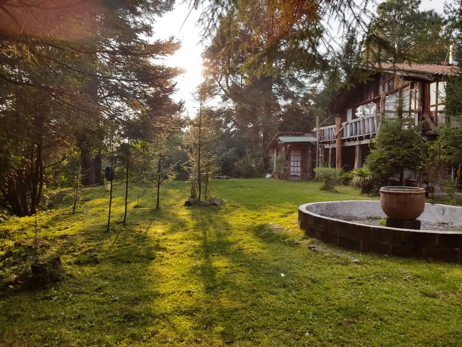 Jardín de Loma del Venado con la fuente de cobre al amanecer