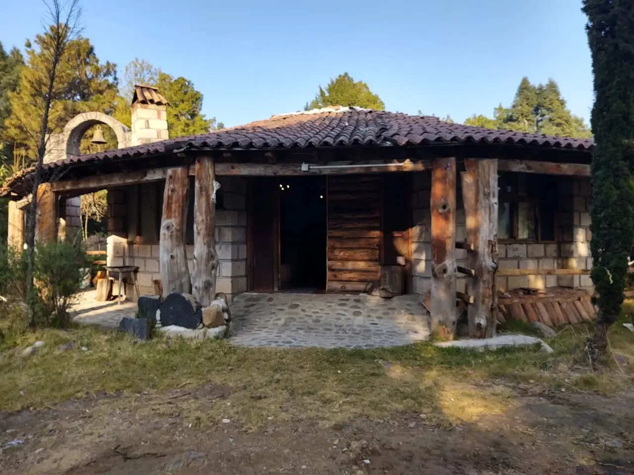 Fachada de piedra y teja